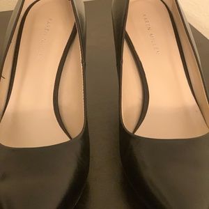 Black Pumps